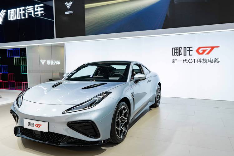 惠州112哪吒汽车在智能汽车领域的表现，领途汽车在新能源汽车市场中的影响力